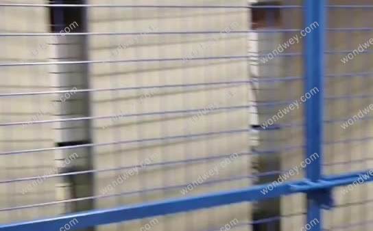 如何避免山体滑坡对场地围网的影响？